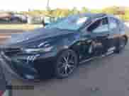 2022 Toyota Camry SE z VIN 4T1G11AK2NU663339, wystawiony jako IAAI lot #43379352 z przebiegiem 69 383 mil mil oraz . Historia ofert i sprzedaży dostępna na DreamBid. Obrazek 2.