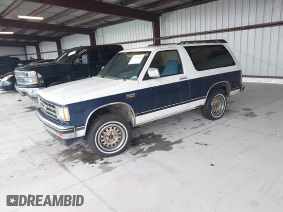 1987 Chevrolet Blazer z VIN 1GNCT18R3H0152807, wystawiony jako IAAI lot #41850727 z przebiegiem 96 276 mil mil oraz . Historia ofert i sprzedaży dostępna na DreamBid. Obrazek 2.
