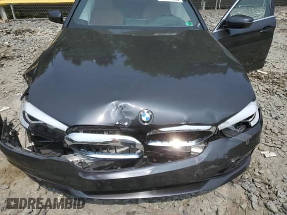 2019 BMW 5 Series 530e xDrive z VIN WBAJB1C58KB375649, wystawiony jako Copart lot #59561305 z przebiegiem Nie podano mil oraz Szkoda całkowita • Salvage title. Historia ofert i sprzedaży dostępna na DreamBid. Obrazek 11.