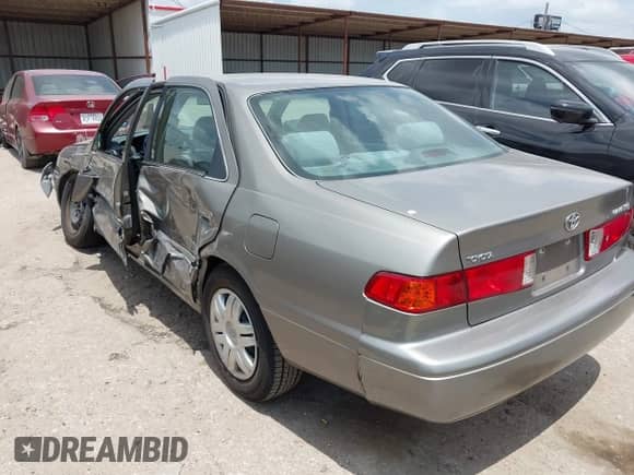 2001 Toyota Camry LE z VIN 4T1BG22K01U059649, wystawiony jako IAAI lot #42546639 z przebiegiem 120 568 mil mil oraz . Historia ofert i sprzedaży dostępna na DreamBid. Obrazek 3.