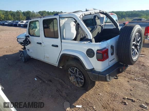 2025 Jeep Wrangler Sahara z VIN 1C4PJXEN4SW637207, wystawiony jako IAAI lot #43326480 z przebiegiem 5 222 mil mil oraz . Historia ofert i sprzedaży dostępna na DreamBid. Obrazek 3.