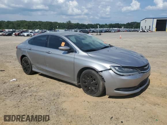 2015 Chrysler 200 LX z VIN 1C3CCCFB7FN723214, wystawiony jako Copart lot #62360915 z przebiegiem 211 003 mil mil oraz Czysty tytuł • Clean title. Historia ofert i sprzedaży dostępna na DreamBid. Obrazek 4.
