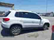 2017 Volkswagen Tiguan Wolfsburg Edition z VIN WVGRV7AX4HW502964, wystawiony jako IAAI lot #42538054 z przebiegiem 104 530 mil mil oraz . Historia ofert i sprzedaży dostępna na DreamBid. Obrazek 13.