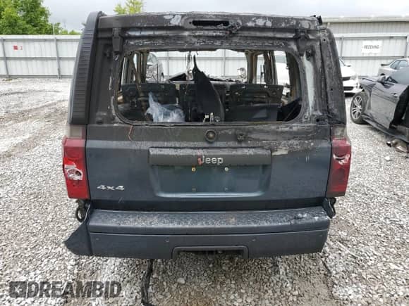 2007 Jeep Commander Sport z VIN 1J8HG48K57C530445, wystawiony jako Copart lot #58757625 z przebiegiem Nie podano mil oraz Nie do naprawy • Non repairable. Historia ofert i sprzedaży dostępna na DreamBid. Obrazek 6.
