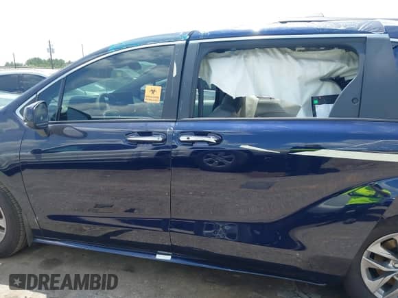 2025 Toyota Sienna XLE z VIN 5TDYRKEC1SS255652, wystawiony jako IAAI lot #42989500 z przebiegiem Nie podano mil oraz . Historia ofert i sprzedaży dostępna na DreamBid. Obrazek 14.