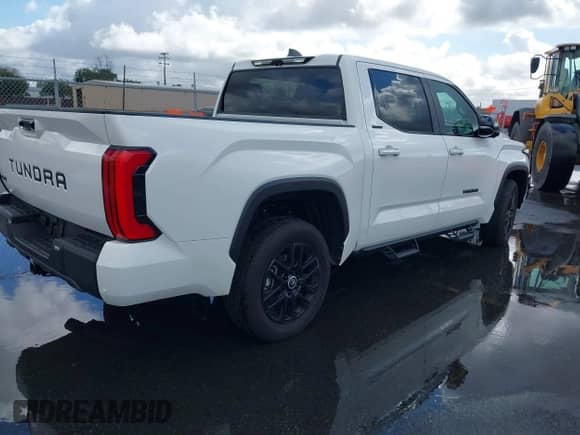 2024 Toyota Tundra Limited z VIN 5TFWA5DB9RX217552, wystawiony jako IAAI lot #41588555 z przebiegiem 3 216 mil mil oraz . Historia ofert i sprzedaży dostępna na DreamBid. Obrazek 4.