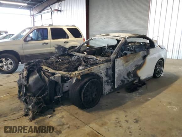 2011 BMW M3 z VIN WBSDX9C50BE399046, wystawiony jako Copart lot #83610864 z przebiegiem Nie podano mil oraz Nie do naprawy • Non repairable. Historia ofert i sprzedaży dostępna na DreamBid. Obrazek 1.