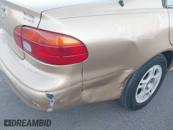 2000 Chevrolet Prizm z VIN 1Y1SK5285YZ405664, wystawiony jako IAAI lot #42957286 z przebiegiem 179 948 mil mil oraz . Historia ofert i sprzedaży dostępna na DreamBid. Obrazek 6.