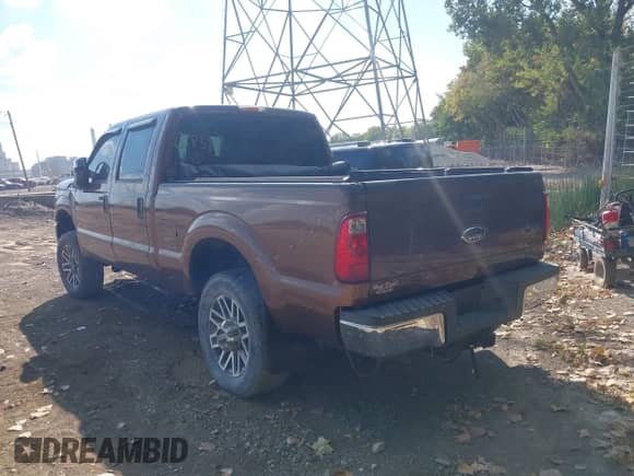 2011 Ford F-250 XL z VIN 1FT7W2BT6BEB18589, wystawiony jako IAAI lot #43122469 z przebiegiem 232 825 mil mil oraz . Historia ofert i sprzedaży dostępna na DreamBid. Obrazek 3.