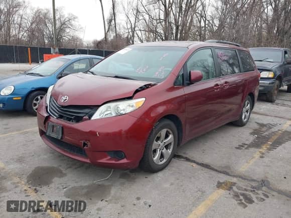 2013 Toyota Sienna LE AAS с VIN 5TDKK3DC8DS293271, выставлен на аукционе IAAI как лот 41155471 с пробегом 130 811 миль миль и . История ставок и продаж доступна на DreamBid. Изображение 17.