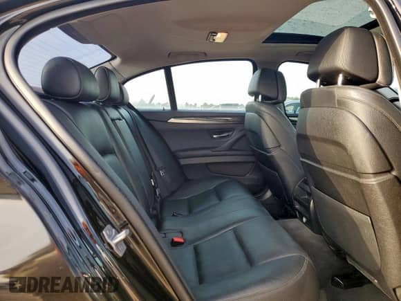 2016 BMW 5 Series 550i z VIN WBAKN9C59GD962402, wystawiony jako Copart lot #63289125 z przebiegiem 91 504 mil mil oraz Czysty tytuł • Clean title. Historia ofert i sprzedaży dostępna na DreamBid. Obrazek 10.