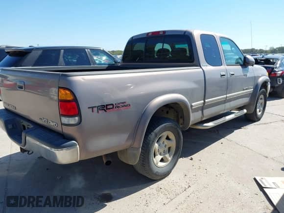 2002 Toyota Tundra Limited z VIN 5TBBT48192S263813, wystawiony jako IAAI lot #43491595 z przebiegiem 376 267 mil mil oraz . Historia ofert i sprzedaży dostępna na DreamBid. Obrazek 4.