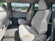 2015 Toyota Sienna LE z VIN 5TDJK3DC5FS127224, wystawiony jako Copart lot #65154475 z przebiegiem 108 661 mil mil oraz Szkoda całkowita • Salvage title. Historia ofert i sprzedaży dostępna na DreamBid. Obrazek 11.