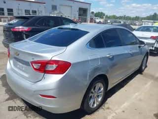 2019 Chevrolet Cruze LT с VIN 1G1BE5SM0K7144223, выставлен на аукционе IAAI как лот 43086890 с пробегом 139 120 миль миль и . История ставок и продаж доступна на DreamBid. Изображение 4.