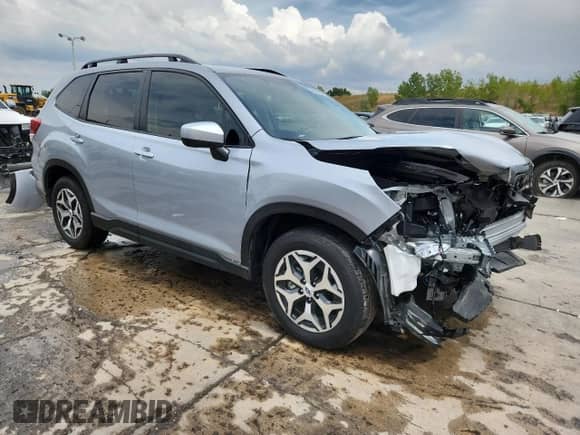 2024 Subaru Forester Premium z VIN JF2SKADC6RH450832, wystawiony jako Copart lot #70182785 z przebiegiem 9 410 mil mil oraz Szkoda całkowita • Salvage title. Historia ofert i sprzedaży dostępna na DreamBid. Obrazek 4.