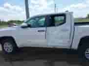 2024 Toyota Tacoma SR5 z VIN 3TYKB5FN8RT006646, wystawiony jako IAAI lot #42552787 z przebiegiem 23 870 mil mil oraz . Historia ofert i sprzedaży dostępna na DreamBid. Obrazek 15.