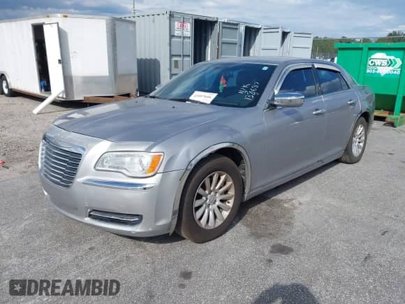 2014 Chrysler 300 z VIN 2C3CCAAG8EH138687, wystawiony jako IAAI lot #43407606 z przebiegiem 132 093 mil mil oraz . Historia ofert i sprzedaży dostępna na DreamBid. Obrazek 2.