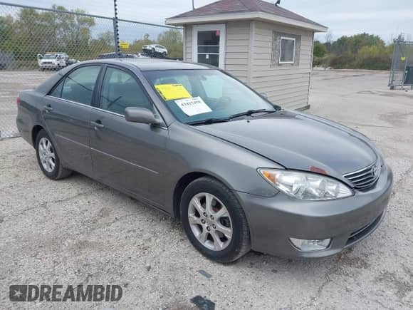2005 Toyota Camry LE z VIN 4T1BF30K35U604602, wystawiony jako IAAI lot #43415458 z przebiegiem 217 265 mil mil oraz . Historia ofert i sprzedaży dostępna na DreamBid. Obrazek 1.