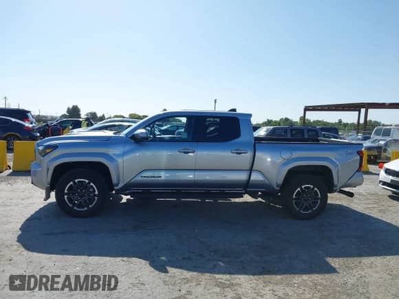 2024 Toyota Tacoma SR5 z VIN 3TMLB5JN5RM039515, wystawiony jako IAAI lot #42416031 z przebiegiem 10 900 mil mil oraz . Historia ofert i sprzedaży dostępna na DreamBid. Obrazek 14.