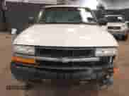 1999 Chevrolet S-10 LS z VIN 1GCCS1449XK144901, wystawiony jako IAAI lot #42276236 z przebiegiem 89 988 mil mil oraz . Historia ofert i sprzedaży dostępna na DreamBid. Obrazek 12.