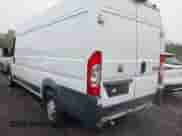 2018 Ram ProMaster Cargo z VIN 3C6URVJG7JE128140, wystawiony jako IAAI lot #42174435 z przebiegiem 101 826 mil mil oraz . Historia ofert i sprzedaży dostępna na DreamBid. Obrazek 3.