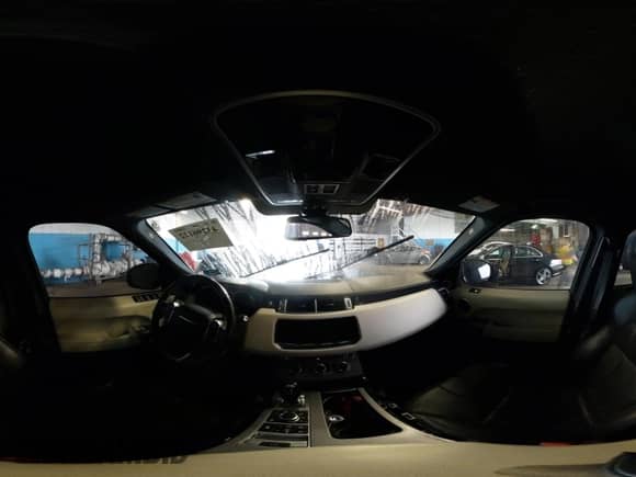 2014 Land Rover Range Rover Sport HSE with VIN SALWR2WF7EA330946, listed as a IAAI auction lot 43296122 with 101,127 mi miles and . Bid and sale history available at DreamBid. Image 18.