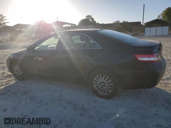 2010 Toyota Camry z VIN 4T1BF3EKXAU554414, wystawiony jako Copart lot #85133325 z przebiegiem 239 222 mil mil oraz Czysty tytuł • Clean title. Historia ofert i sprzedaży dostępna na DreamBid. Obrazek 2.