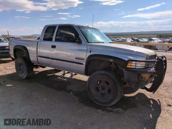 1999 Dodge 2500 z VIN 1B7KF236XXJ641759, wystawiony jako Copart lot #64044285 z przebiegiem Nie podano mil oraz Szkoda całkowita • Salvage title. Historia ofert i sprzedaży dostępna na DreamBid. Obrazek 4.