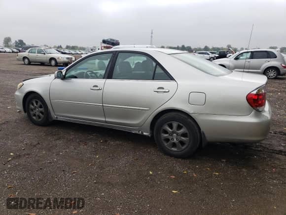 2005 Toyota Camry LE z VIN 4T1BF32K95U084032, wystawiony jako Copart lot #82052665 z przebiegiem 261 218 mil mil oraz Szkoda całkowita • Salvage title. Historia ofert i sprzedaży dostępna na DreamBid. Obrazek 2.