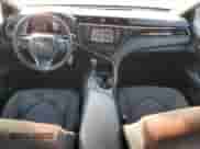 2020 Toyota Camry LE z VIN 4T1C11AK2LU306688, wystawiony jako Copart lot #82510505 z przebiegiem 104 108 mil mil oraz Szkoda całkowita • Salvage title. Historia ofert i sprzedaży dostępna na DreamBid. Obrazek 8.