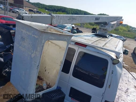 2007 Ford Econoline Cargo z VIN 1FTSE34L47DA57451, wystawiony jako IAAI lot #42383308 z przebiegiem 182 674 mil mil oraz . Historia ofert i sprzedaży dostępna na DreamBid. Obrazek 21.