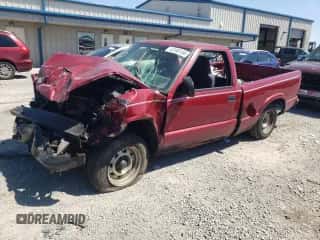 2003 Chevrolet S-10 LS z VIN 1GCCS14H938162180, wystawiony jako Copart lot #52180194 z przebiegiem Nie podano mil oraz Szkoda całkowita • Salvage title. Historia ofert i sprzedaży dostępna na DreamBid. Obrazek 1.