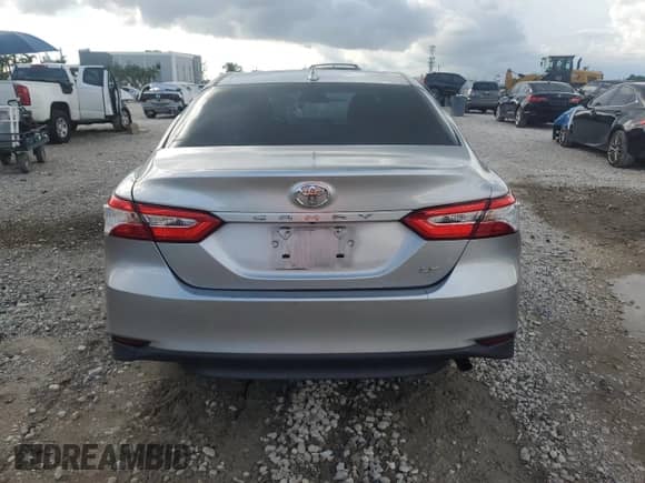 2020 Toyota Camry LE z VIN 4T1C11AKXLU998943, wystawiony jako Copart lot #85924055 z przebiegiem 20 948 mil mil oraz Szkoda całkowita • Salvage title. Historia ofert i sprzedaży dostępna na DreamBid. Obrazek 6.