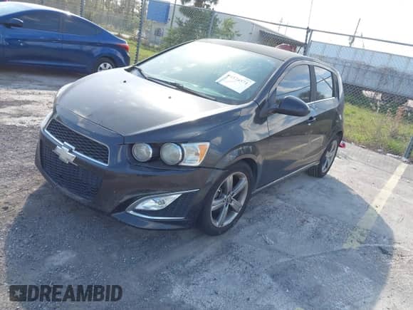 2015 Chevrolet Sonic RS с VIN 1G1JG6SB7F4135777, выставлен на аукционе IAAI как лот 41526571 с пробегом Не указан миль и . История ставок и продаж доступна на DreamBid. Изображение 2.