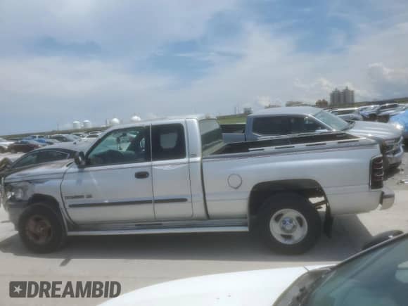 2001 Dodge 1500 with VIN 3B7HC13Y31G745677, listed as a Copart auction lot 67199945 with 75,098 mi miles and Salvage title. Bid and sale history available at DreamBid. Image 2.