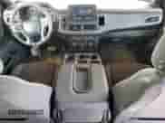 2022 Chevrolet Suburban Commercial z VIN 1GNSKAED9NR177547, wystawiony jako Copart lot #81080725 z przebiegiem 61 580 mil mil oraz Szkoda całkowita • Salvage title. Historia ofert i sprzedaży dostępna na DreamBid. Obrazek 8.