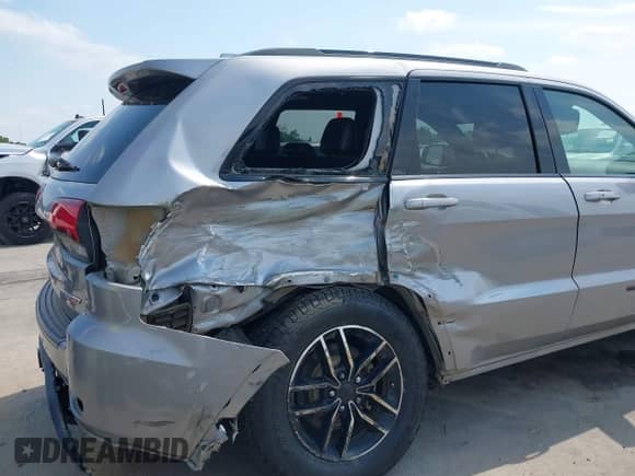 2019 Jeep Grand Cherokee Trailhawk z VIN 1C4RJFLG3KC771909, wystawiony jako IAAI lot #42045267 z przebiegiem 108 084 mil mil oraz . Historia ofert i sprzedaży dostępna na DreamBid. Obrazek 6.