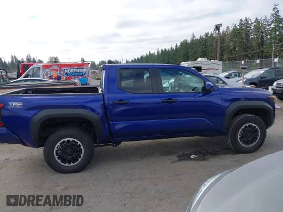 2024 Toyota Tacoma SR5 с VIN 3TMLB5JN5RM004554, выставлен на аукционе IAAI как лот 43313502 с пробегом 23 923 миль миль и . История ставок и продаж доступна на DreamBid. Изображение 13.