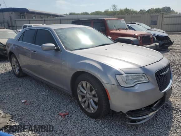 2017 Chrysler 300 Limited z VIN 2C3CCARG9HH552506, wystawiony jako Copart lot #80709055 z przebiegiem 226 803 mil mil oraz Czysty tytuł • Clean title. Historia ofert i sprzedaży dostępna na DreamBid. Obrazek 4.
