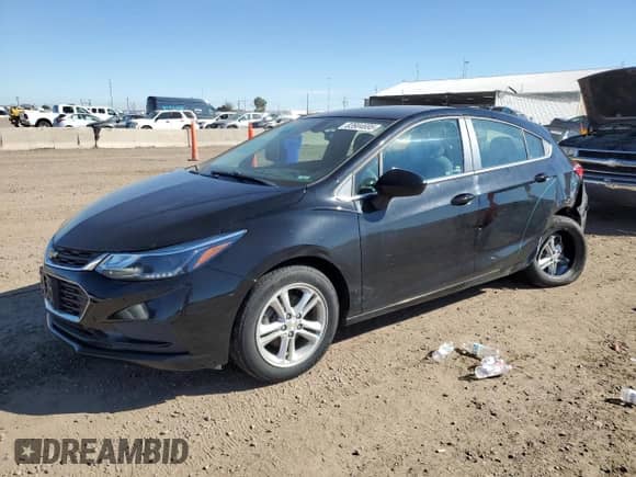 2018 Chevrolet Cruze LT z VIN 3G1BE6SMXJS637056, wystawiony jako Copart lot #83904695 z przebiegiem 68 309 mil mil oraz Szkoda całkowita • Salvage title. Historia ofert i sprzedaży dostępna na DreamBid. Obrazek 1.