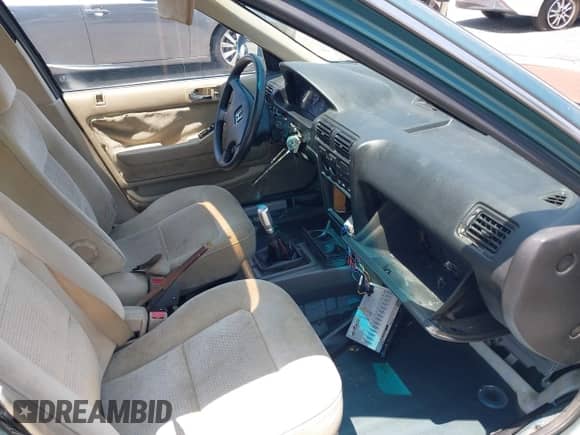 1991 Honda Accord EX z VIN JHMCB7560MC063583, wystawiony jako IAAI lot #42563870 z przebiegiem 226 798 mil mil oraz . Historia ofert i sprzedaży dostępna na DreamBid. Obrazek 5.