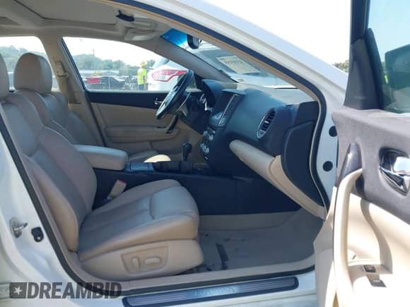 2014 Nissan Maxima SV z VIN 1N4AA5AP4EC443094, wystawiony jako IAAI lot #43183195 z przebiegiem 143 762 mil mil oraz . Historia ofert i sprzedaży dostępna na DreamBid. Obrazek 5.