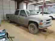 2000 Chevrolet Silverado 3500 z VIN 1GCHK33R4YF491903, wystawiony jako Copart lot #42501245 z przebiegiem 388 000 mil mil oraz Szkoda całkowita • Salvage title. Historia ofert i sprzedaży dostępna na DreamBid. Obrazek 4.