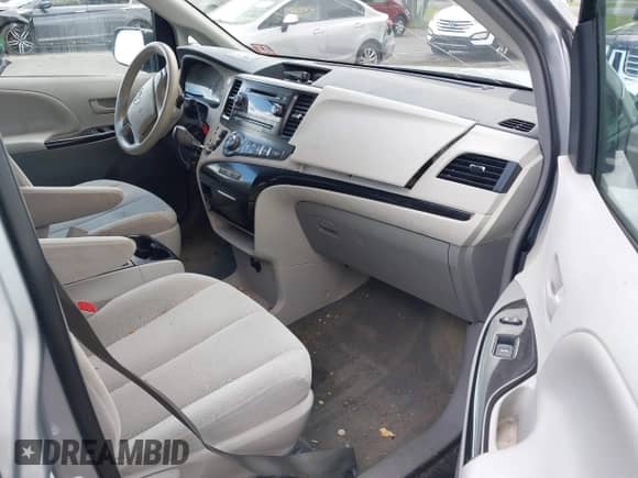 2014 Toyota Sienna LE z VIN 5TDJK3DC3ES076885, wystawiony jako IAAI lot #42222039 z przebiegiem 177 167 mil mil oraz . Historia ofert i sprzedaży dostępna na DreamBid. Obrazek 5.