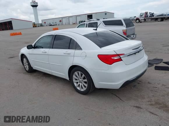 2014 Chrysler 200 Touring z VIN 1C3CCBBB6EN167654, wystawiony jako IAAI lot #43266128 z przebiegiem 206 288 mil mil oraz . Historia ofert i sprzedaży dostępna na DreamBid. Obrazek 3.