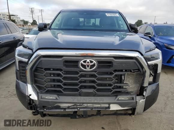 2023 Toyota Tundra SR5 с VIN 5TFLA5DA2PX119857, выставлен на аукционе Copart как лот 67063925 с пробегом 8 600 миль миль и Списание • Salvage title. История ставок и продаж доступна на DreamBid. Изображение 5.
