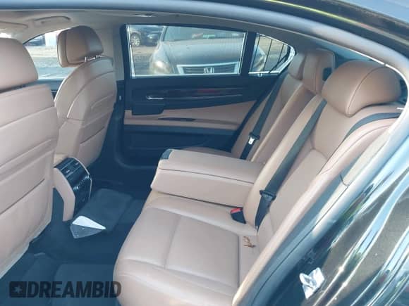 2011 BMW 7 Series 750Li z VIN WBAKB8C51BCY66913, wystawiony jako IAAI lot #41987656 z przebiegiem 113 843 mil mil oraz . Historia ofert i sprzedaży dostępna na DreamBid. Obrazek 8.