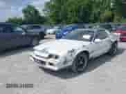 1983 Chevrolet Camaro z VIN 1G1AS87H7DL165002, wystawiony jako IAAI lot #42681420 z przebiegiem 74 345 mil mil oraz . Historia ofert i sprzedaży dostępna na DreamBid. Obrazek 2.