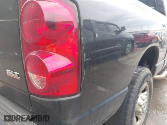 2007 Dodge 1500 SLT z VIN 3D7KR19D77G842727, wystawiony jako IAAI lot #41909108 z przebiegiem 202 619 mil mil oraz . Historia ofert i sprzedaży dostępna na DreamBid. Obrazek 18.