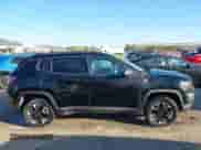 2018 Jeep Compass Trailhawk z VIN 3C4NJDDB4JT231283, wystawiony jako IAAI lot #43371219 z przebiegiem 134 712 mil mil oraz . Historia ofert i sprzedaży dostępna na DreamBid. Obrazek 13.